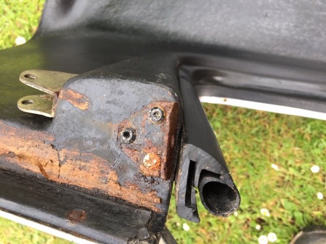 P1582 seal and bracket 2